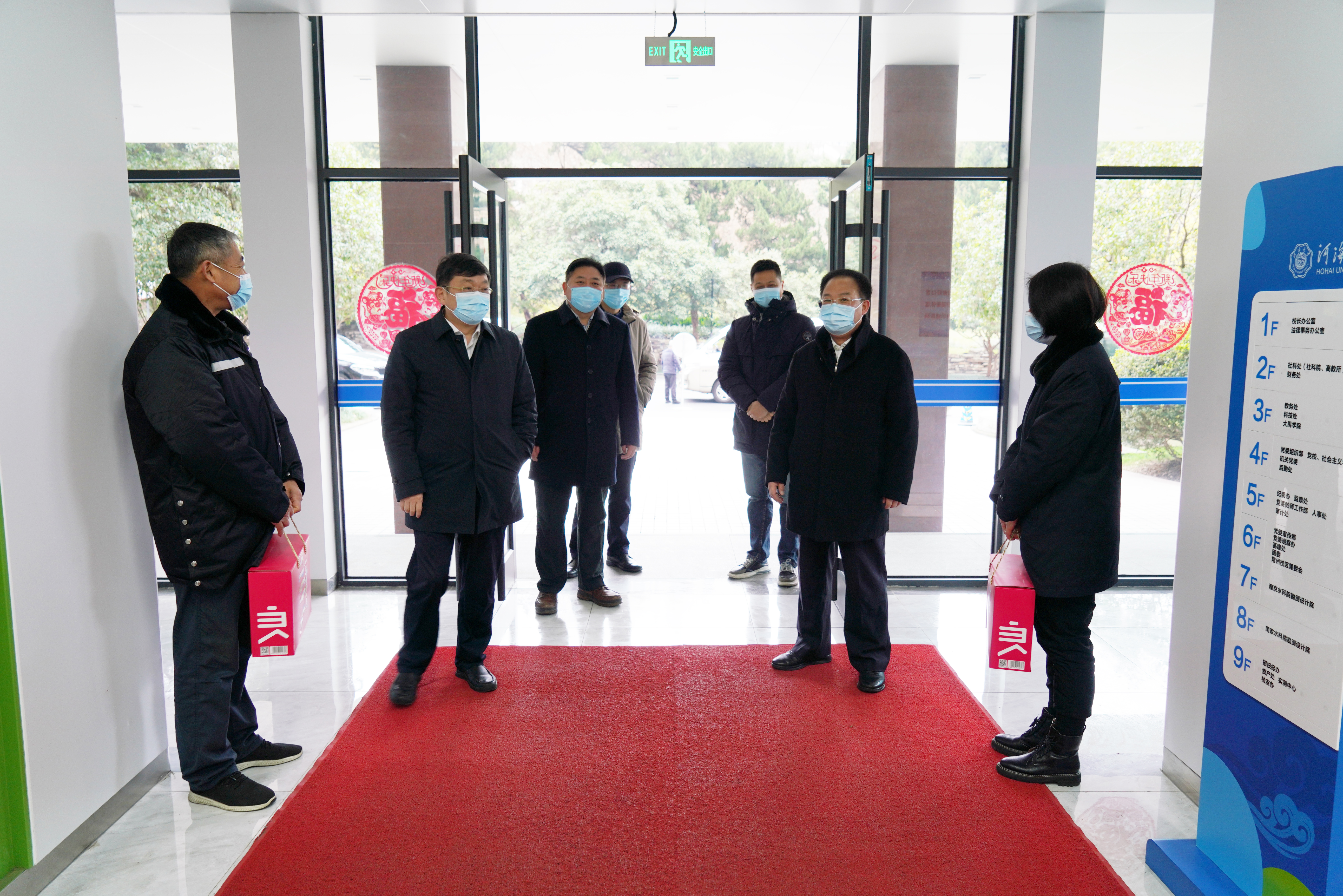 校领导走访慰问坚守一线的教职工和留校学生